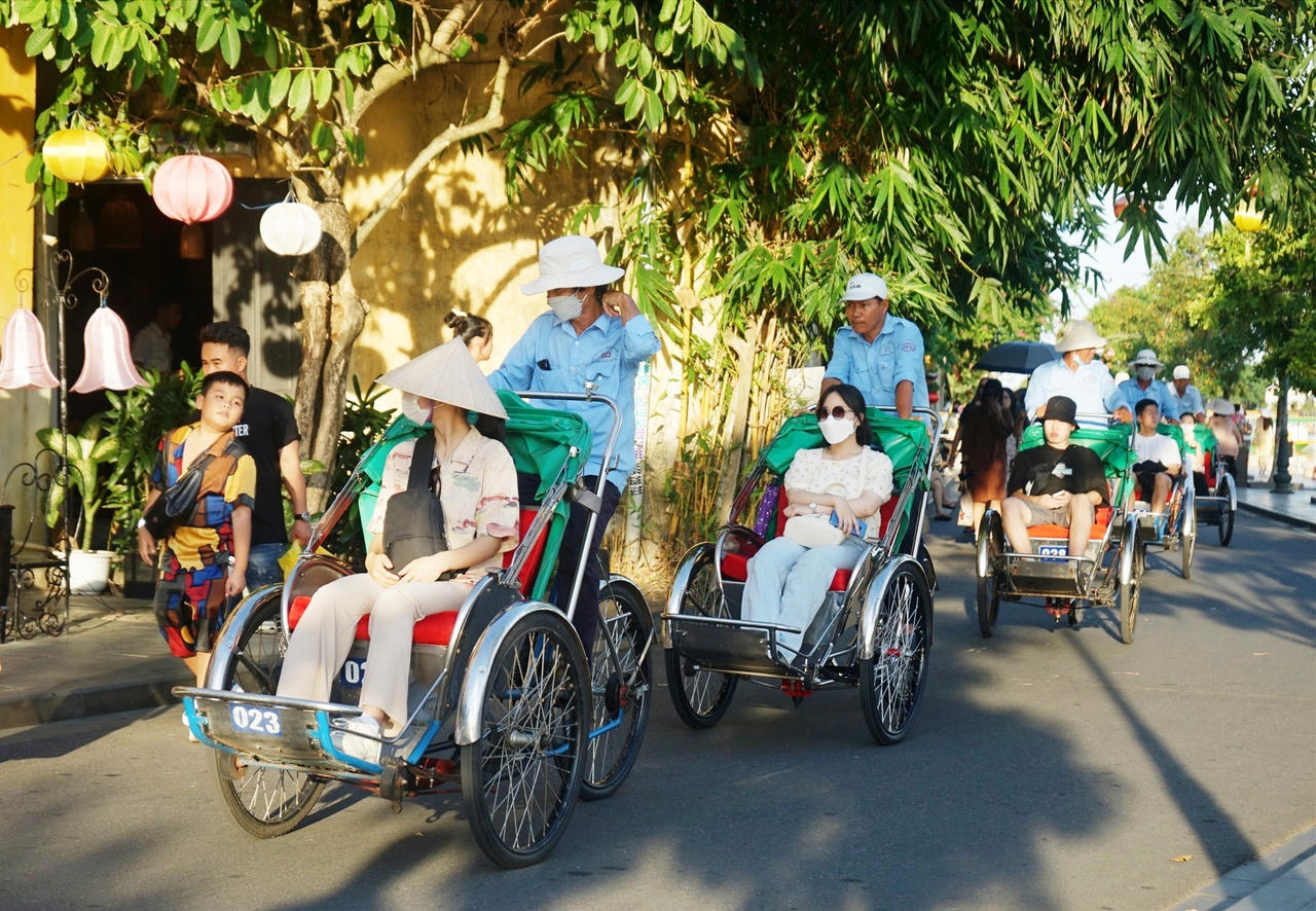 Phố cổ Hội An đón hàng chục nghìn du khách dịp lễ 30/4 – 1/5