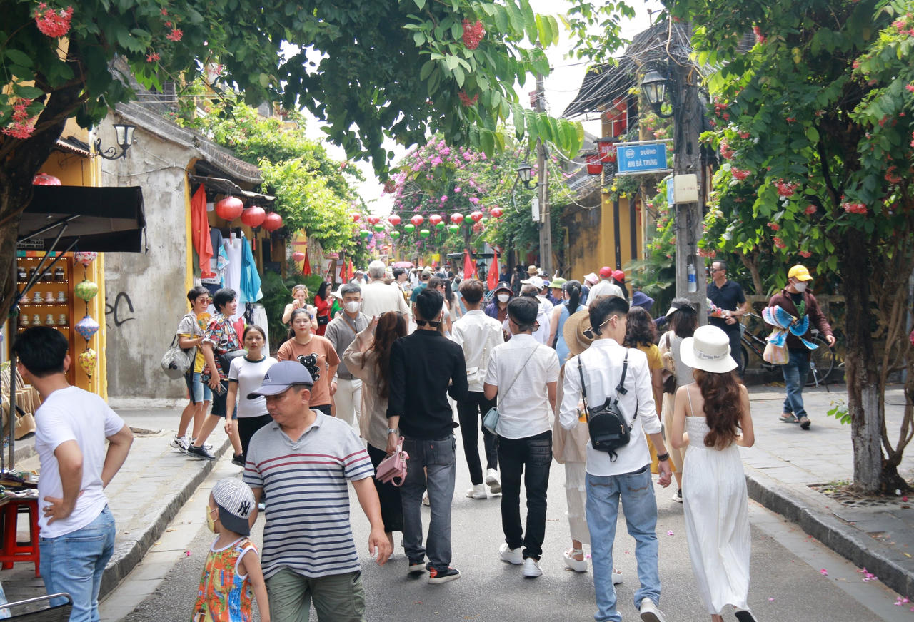 Phố cổ Hội An đón hàng chục nghìn du khách dịp lễ 30/4 – 1/5