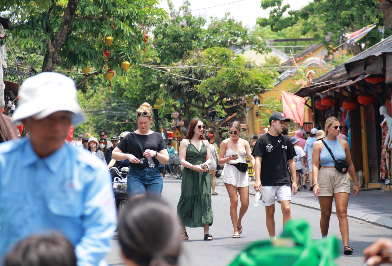 Phố cổ Hội An đón hàng chục nghìn du khách dịp lễ 30/4 – 1/5