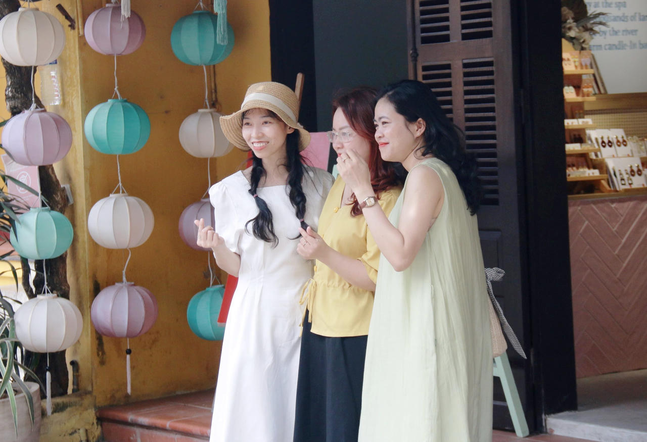 Phố cổ Hội An đón hàng chục nghìn du khách dịp lễ 30/4 – 1/5