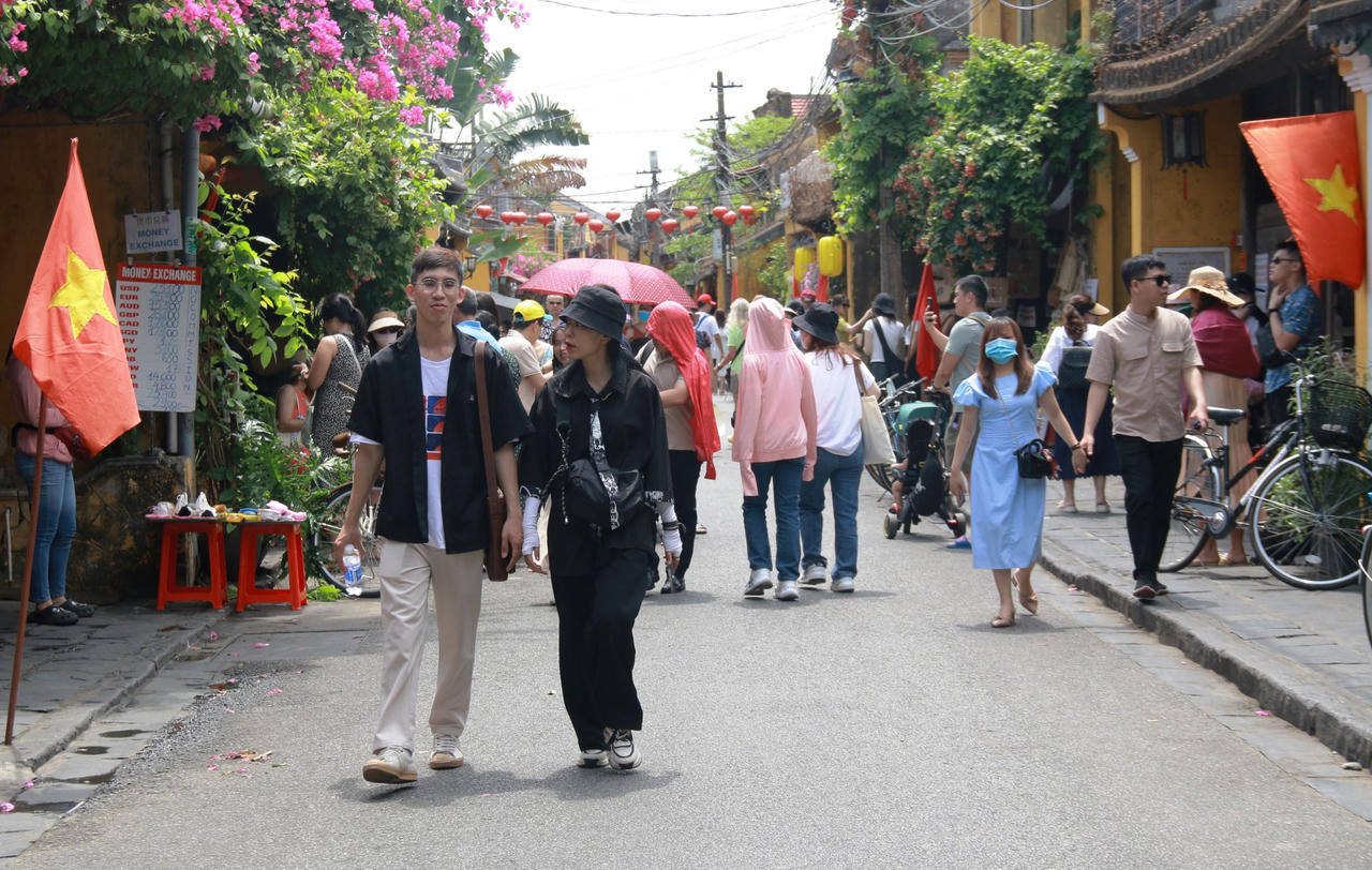 Phố cổ Hội An đón hàng chục nghìn du khách dịp lễ 30/4 – 1/5