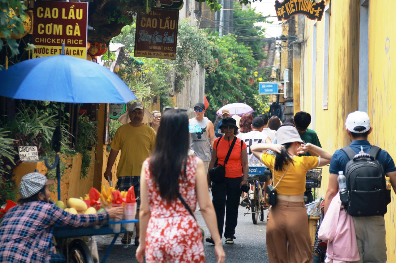 Phố cổ Hội An đón hàng chục nghìn du khách dịp lễ 30/4 – 1/5