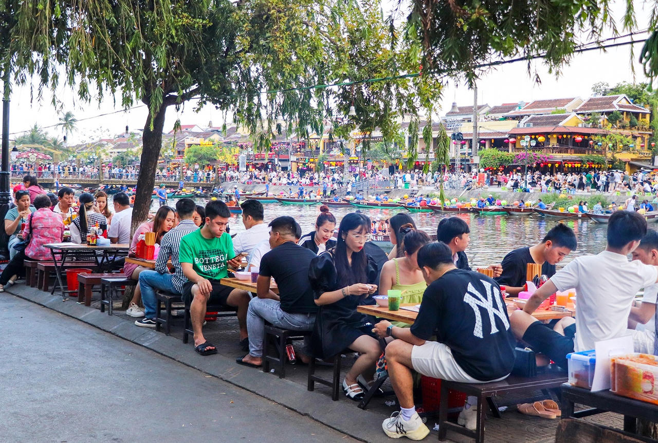 Phố cổ Hội An đón hàng chục nghìn du khách dịp lễ 30/4 – 1/5