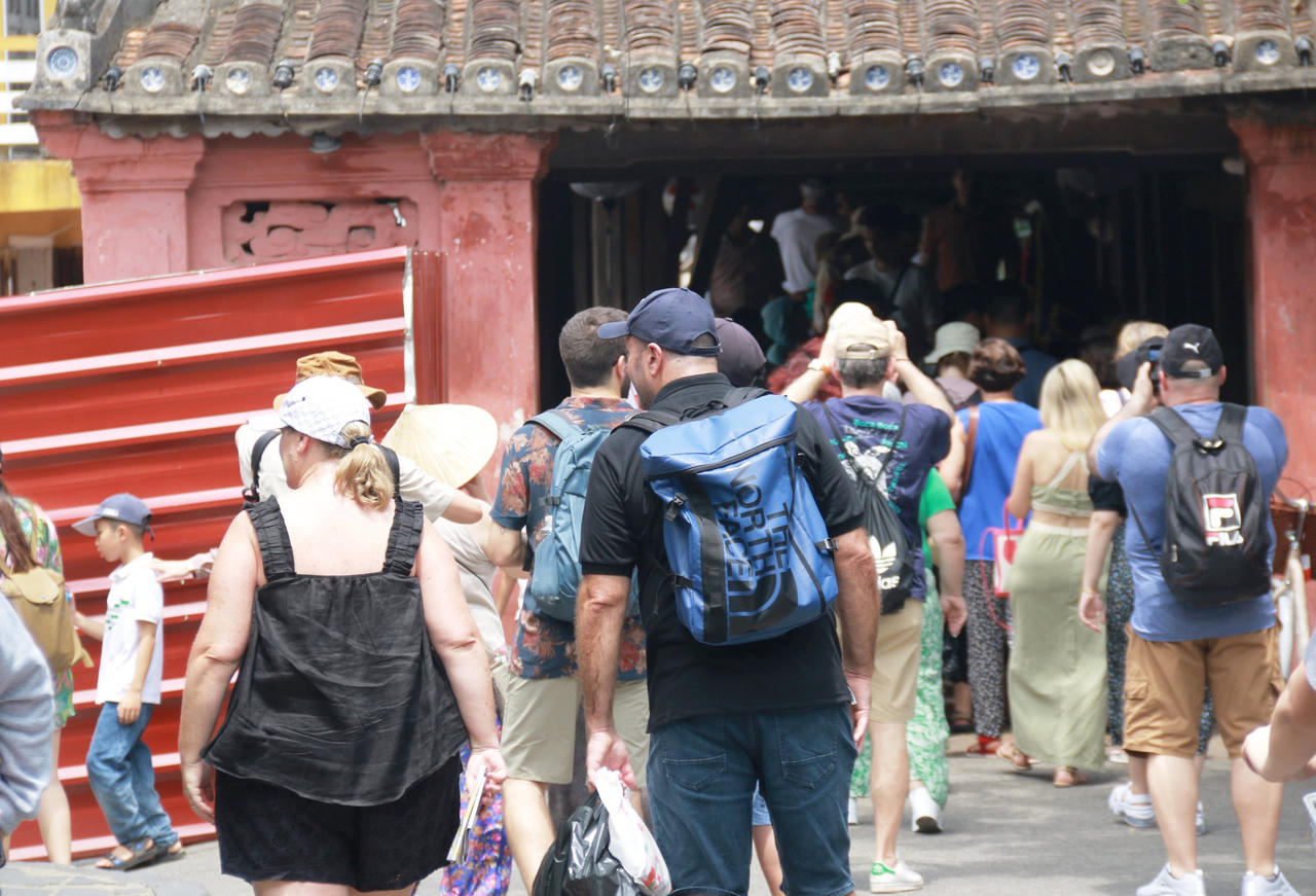 Phố cổ Hội An đón hàng chục nghìn du khách dịp lễ 30/4 – 1/5