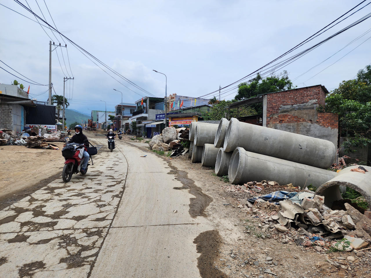 Người dân Đà Nẵng khổ sở với tuyến đường 700 tỷ làm mãi chưa xong