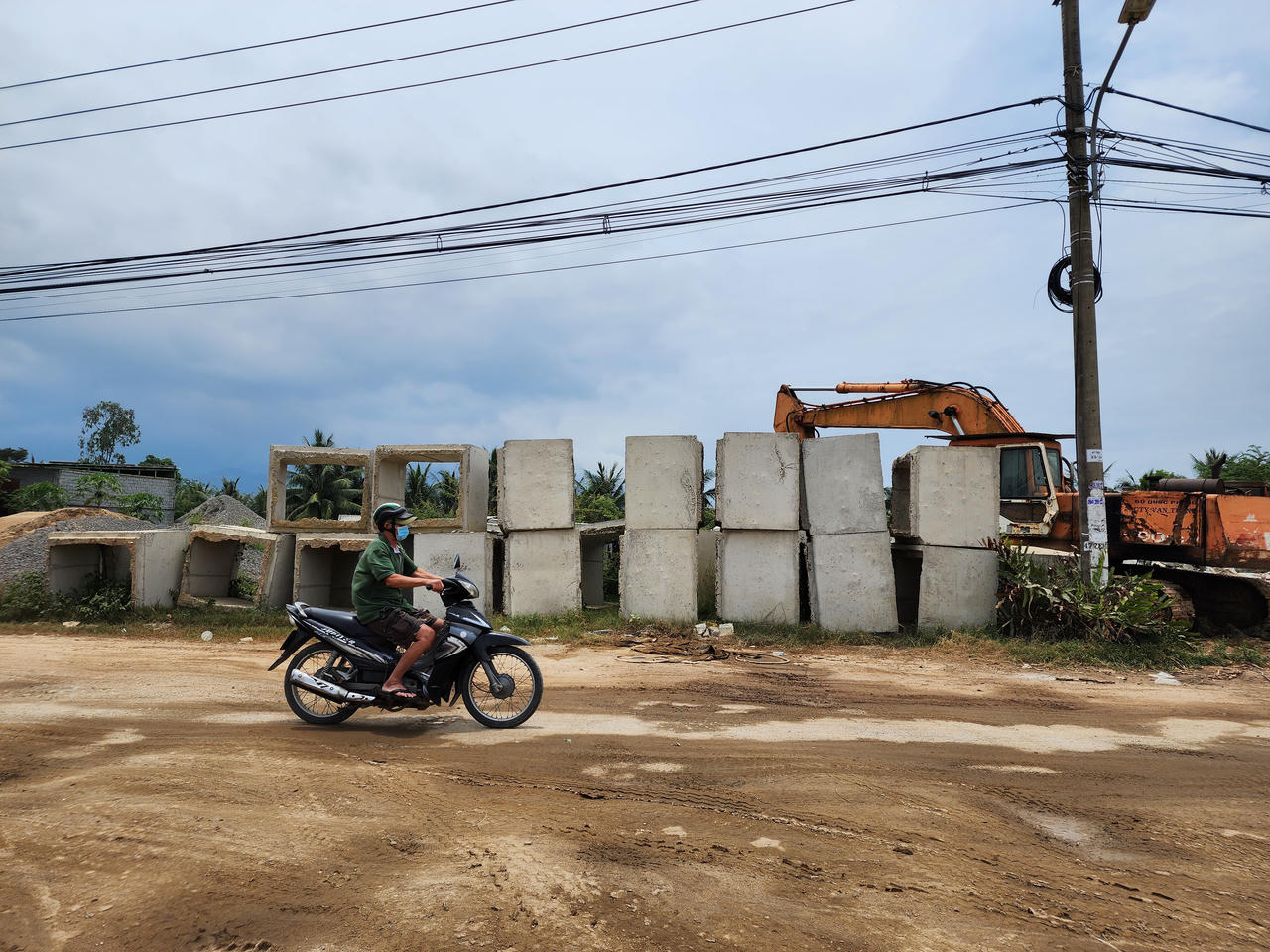 Người dân Đà Nẵng khổ sở với tuyến đường 700 tỷ làm mãi chưa xong