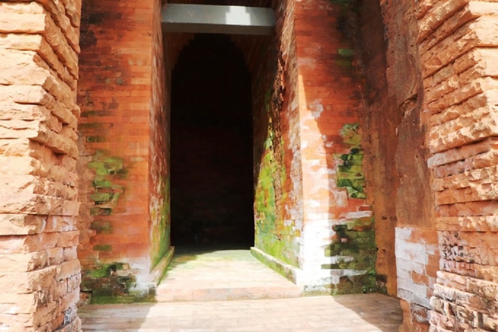 Trùng tu chưa đến nửa năm, cụm tháp Chăm Khương Mỹ đã bị muối hoá