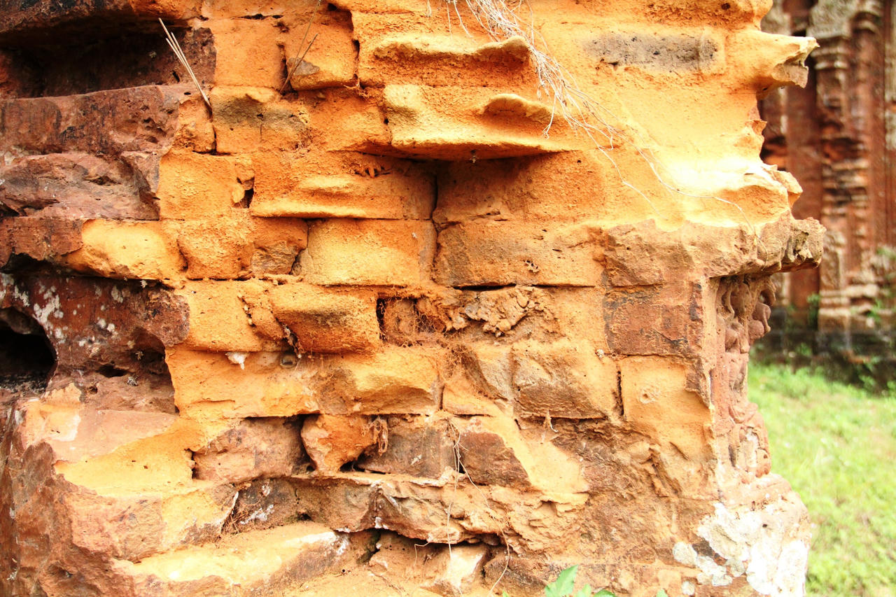 Trùng tu chưa đến nửa năm, cụm tháp Chăm Khương Mỹ đã bị muối hoá