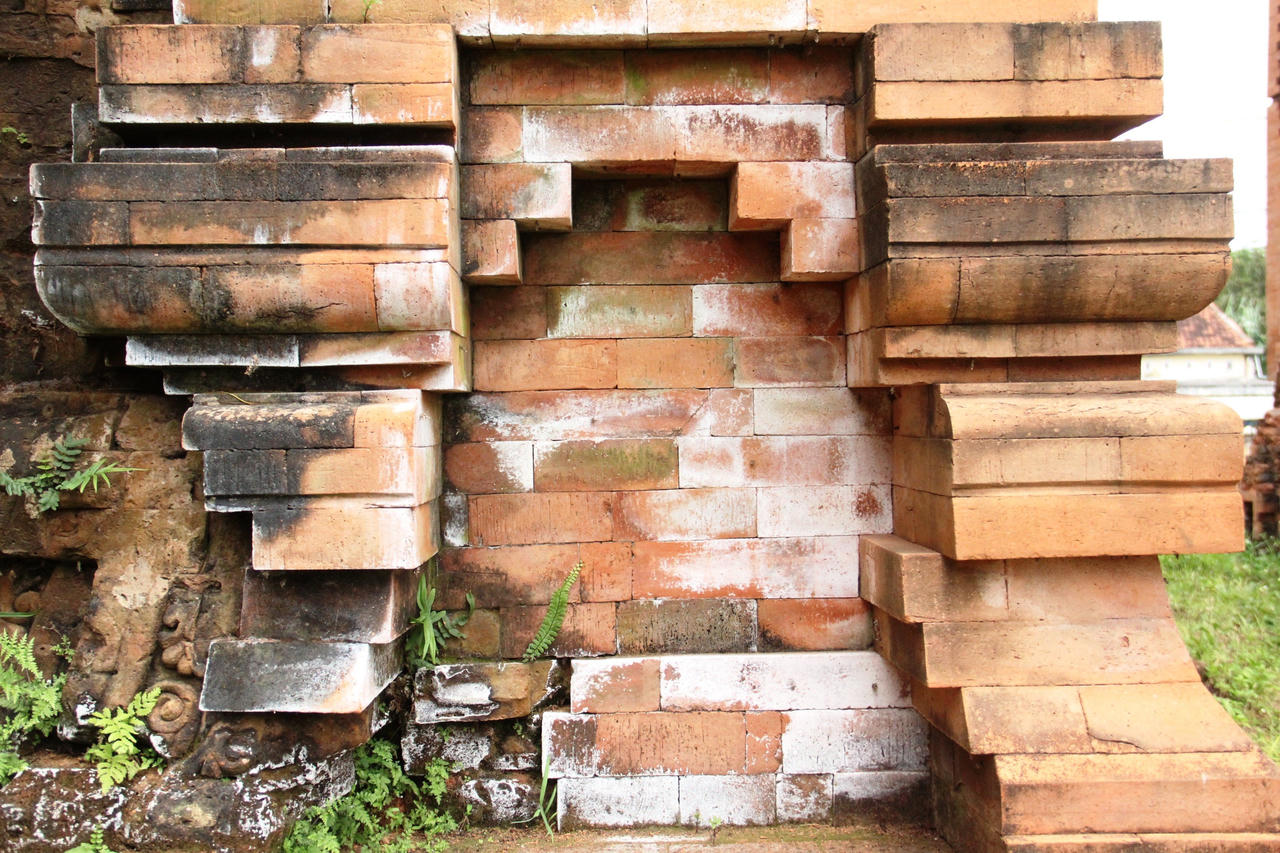 Trùng tu chưa đến nửa năm, cụm tháp Chăm Khương Mỹ đã bị muối hoá