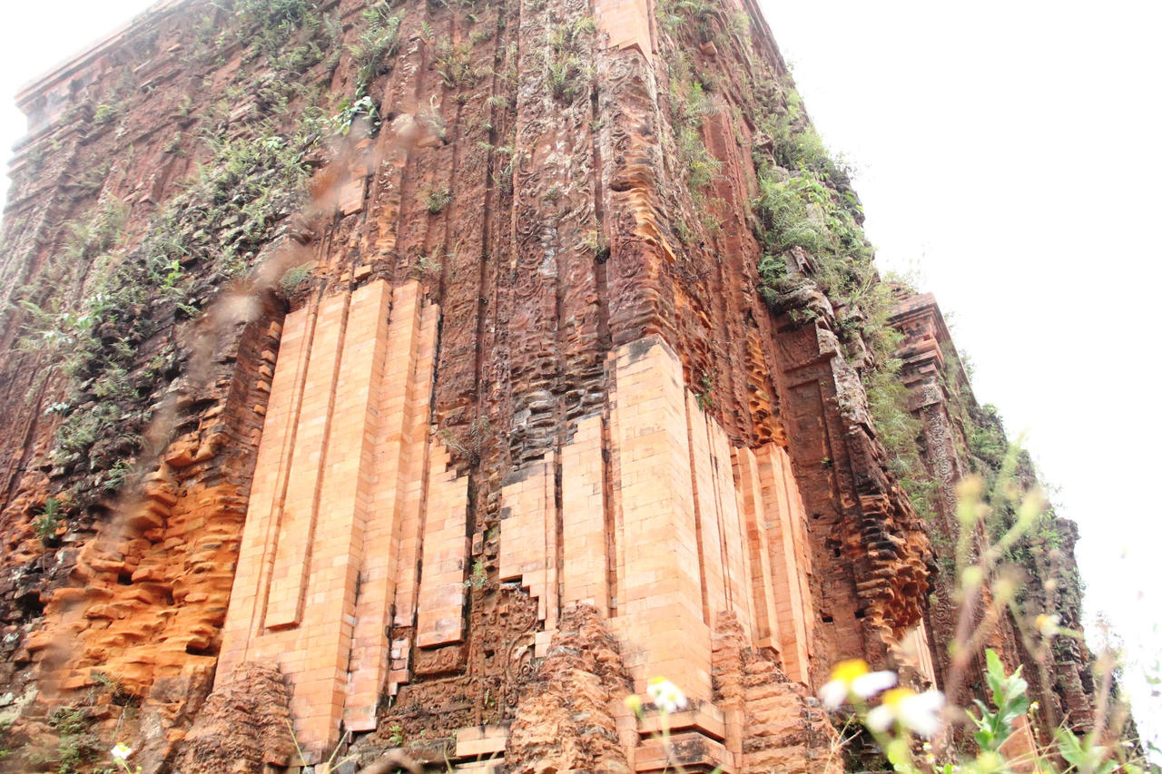Trùng tu chưa đến nửa năm, cụm tháp Chăm Khương Mỹ đã bị muối hoá