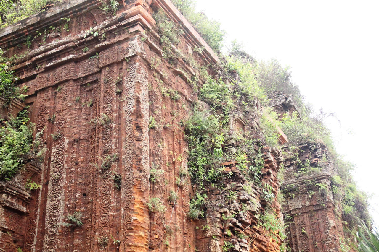 Trùng tu chưa đến nửa năm, cụm tháp Chăm Khương Mỹ đã bị muối hoá