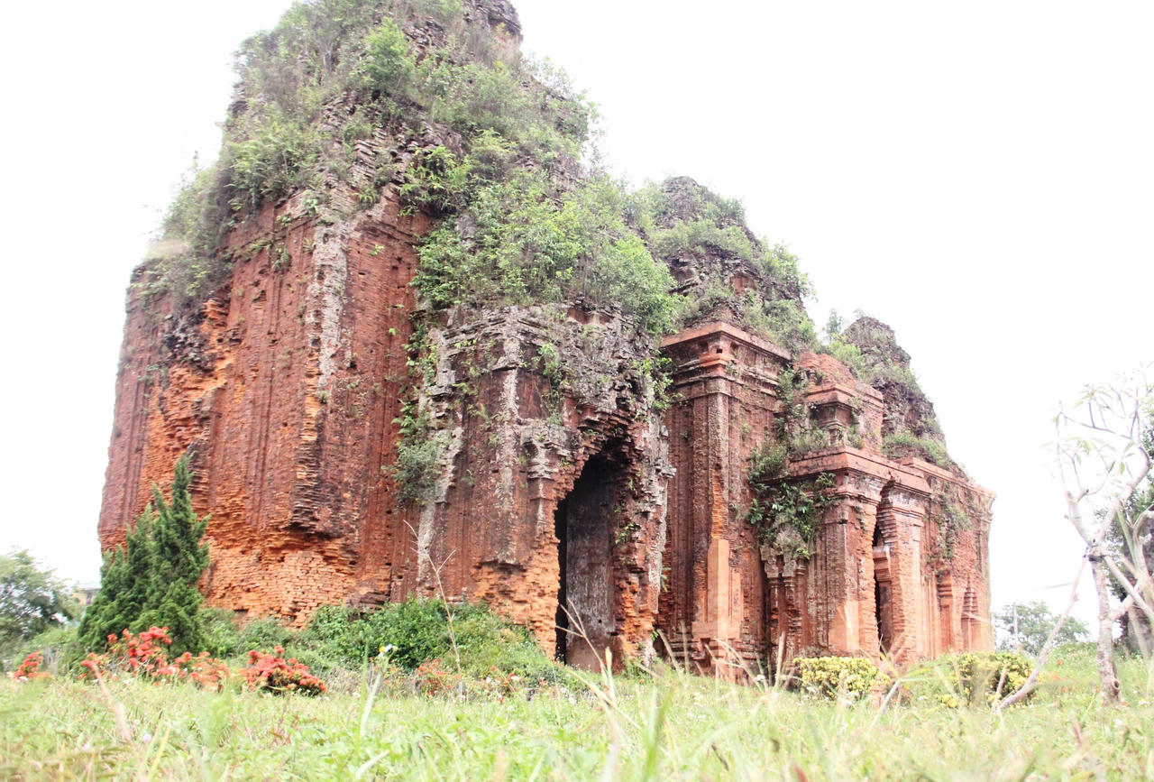Trùng tu chưa đến nửa năm, cụm tháp Chăm Khương Mỹ đã bị muối hoá