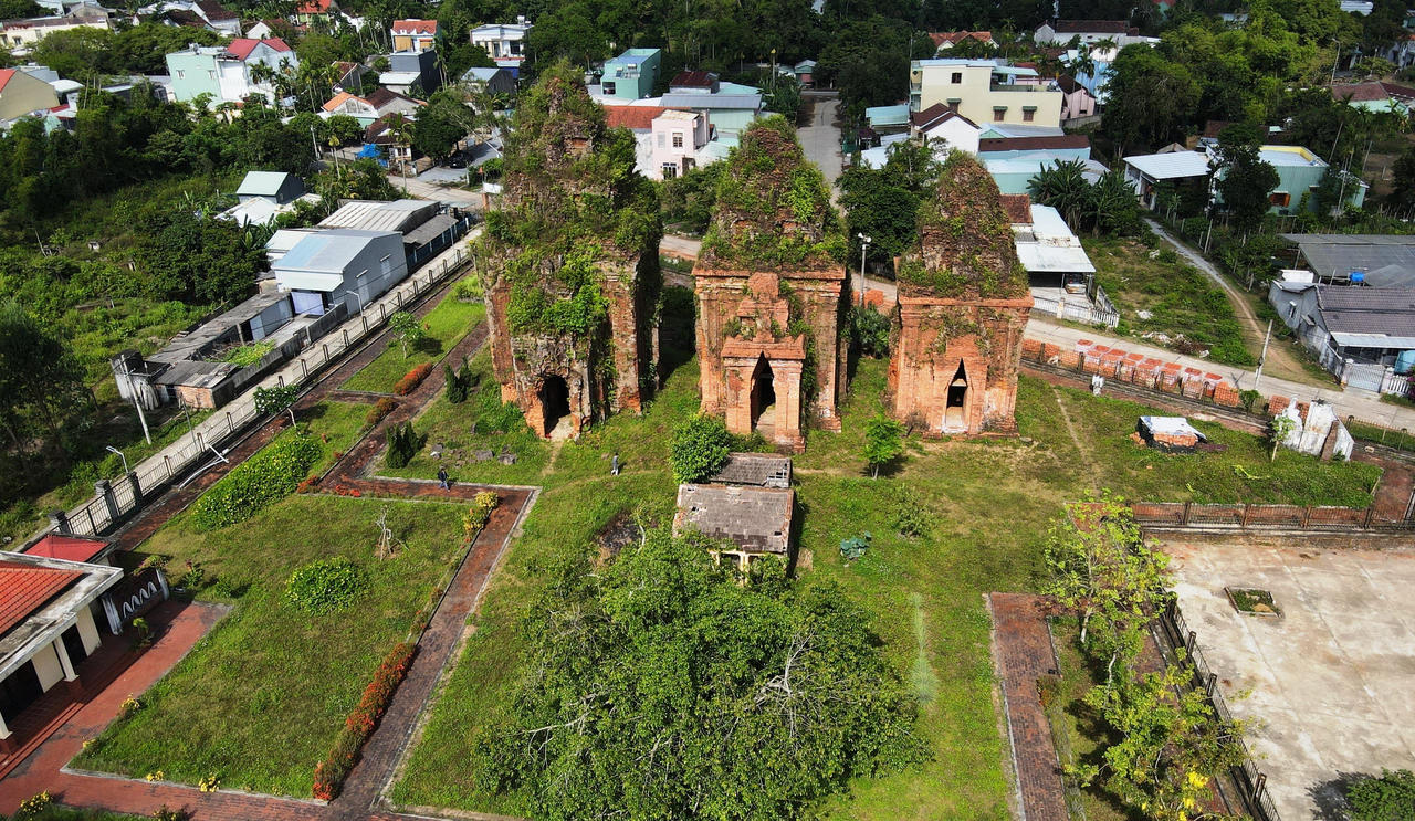 Trùng tu chưa đến nửa năm, cụm tháp Chăm Khương Mỹ đã bị muối hoá
