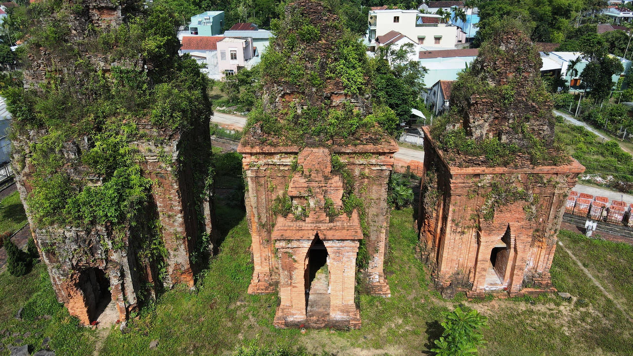 Trùng tu chưa đến nửa năm, cụm tháp Chăm Khương Mỹ đã bị muối hoá