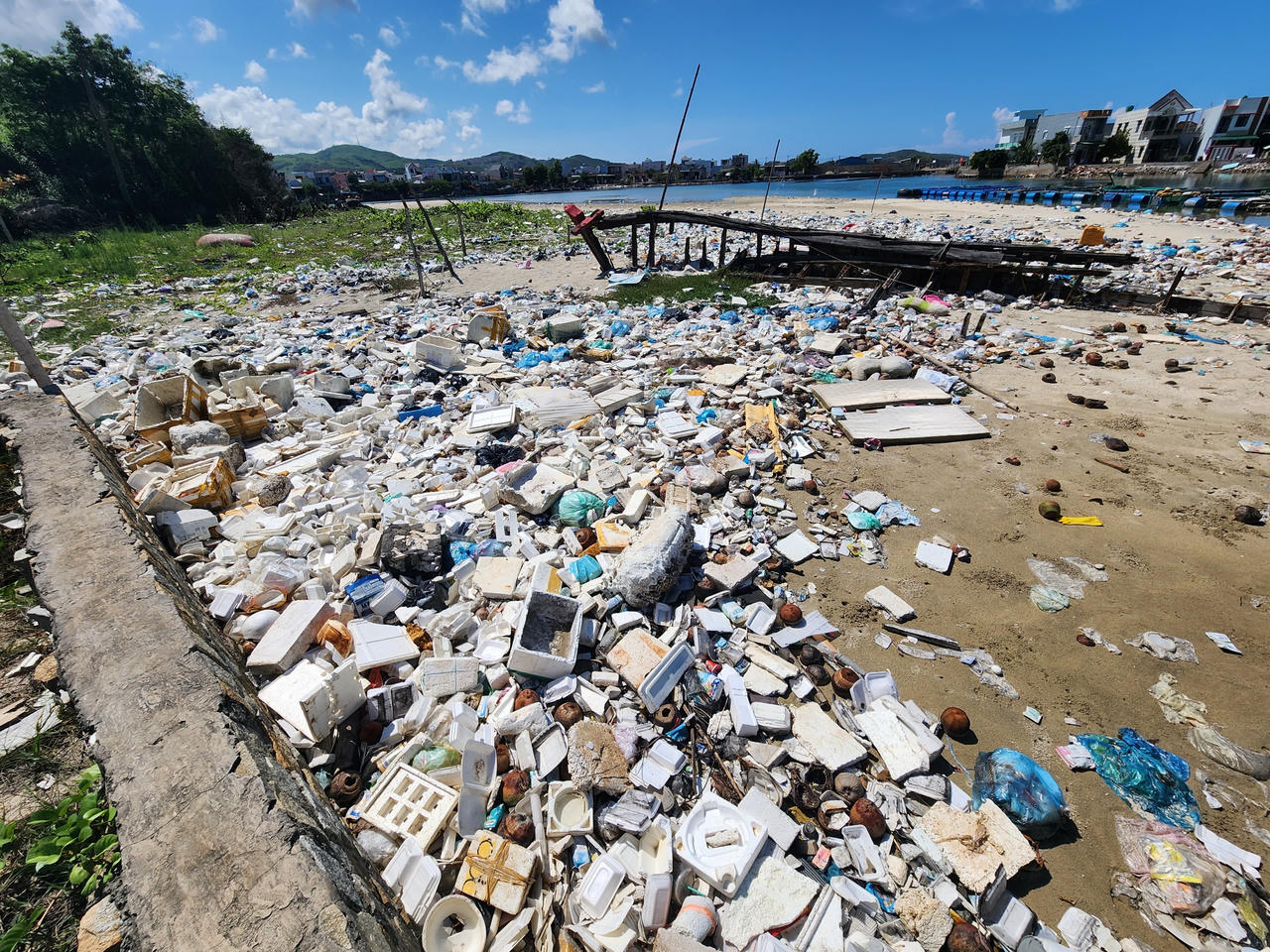 Hình ảnh rác thải bủa vây đầm nước mặn Sa Huỳnh