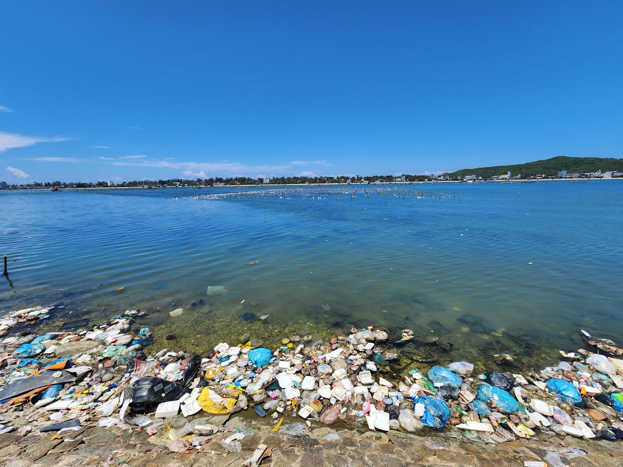 Hình ảnh rác thải bủa vây đầm nước mặn Sa Huỳnh