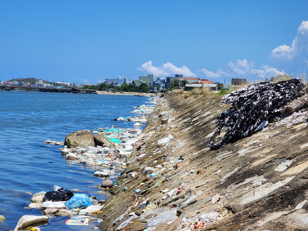 Hình ảnh rác thải bủa vây đầm nước mặn Sa Huỳnh