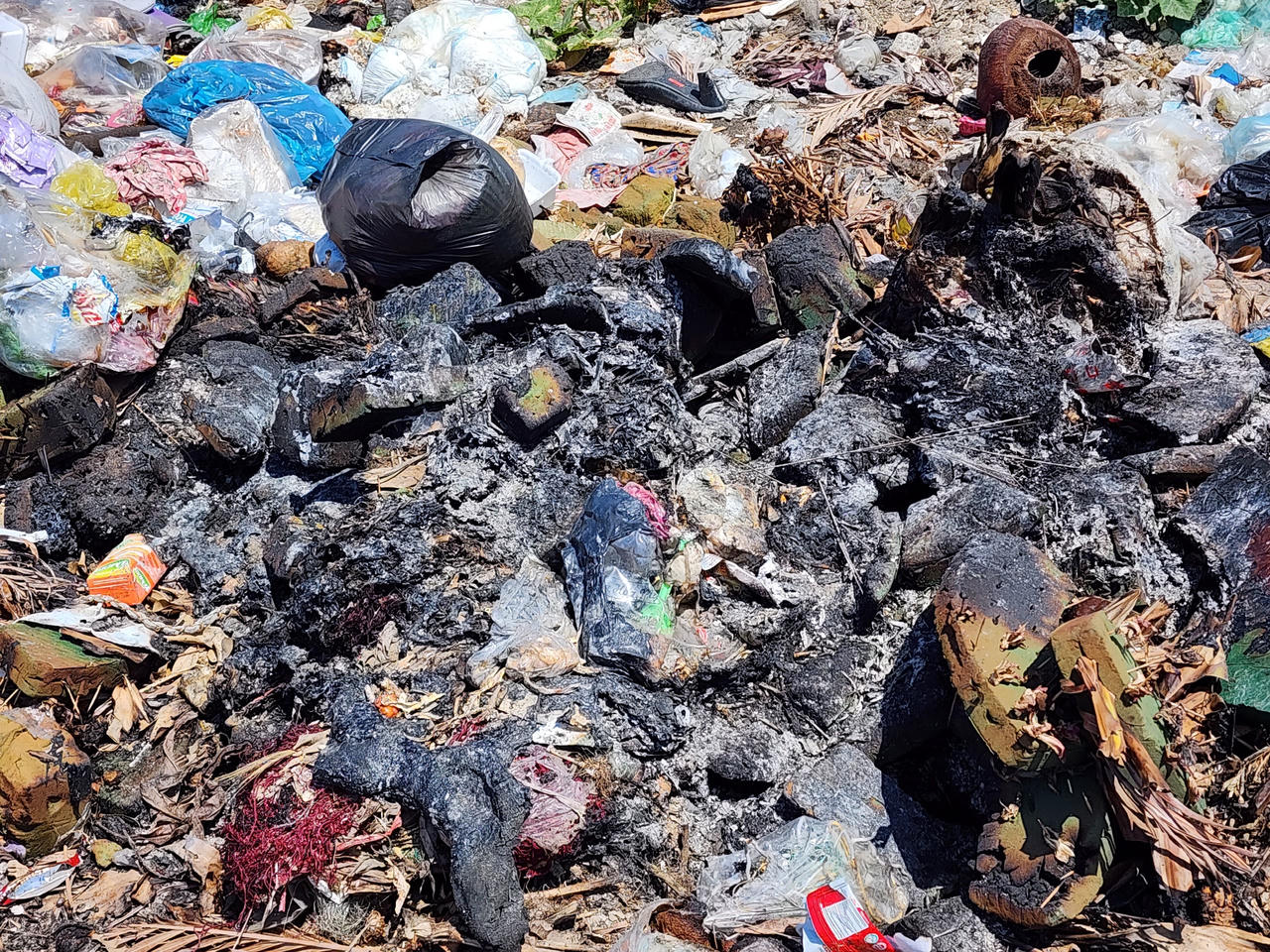 Hình ảnh rác thải bủa vây đầm nước mặn Sa Huỳnh