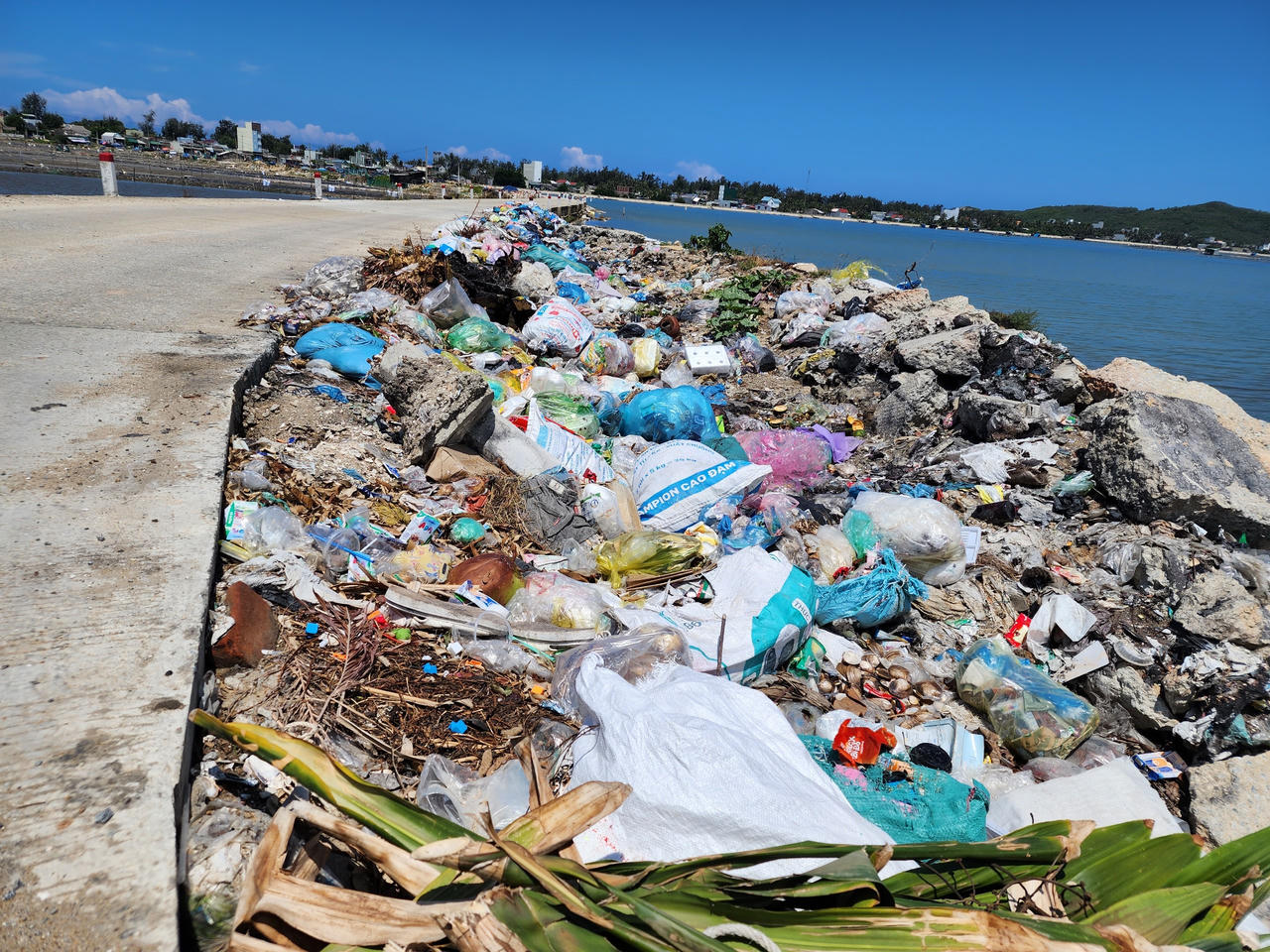 Hình ảnh rác thải bủa vây đầm nước mặn Sa Huỳnh