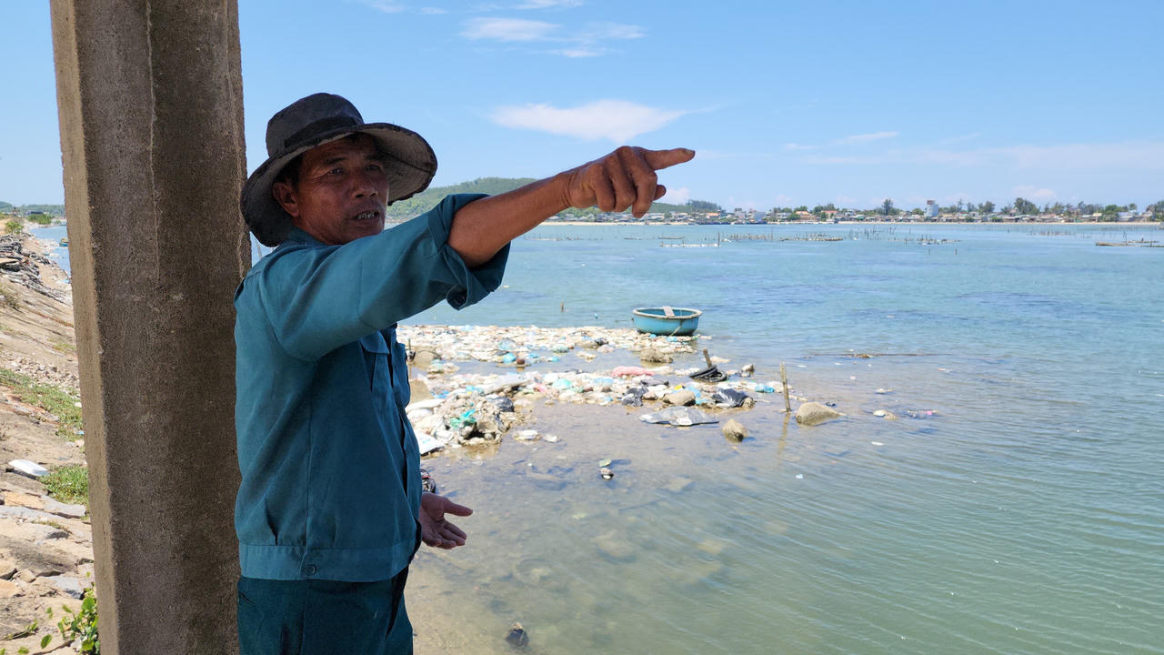 Hình ảnh rác thải bủa vây đầm nước mặn Sa Huỳnh