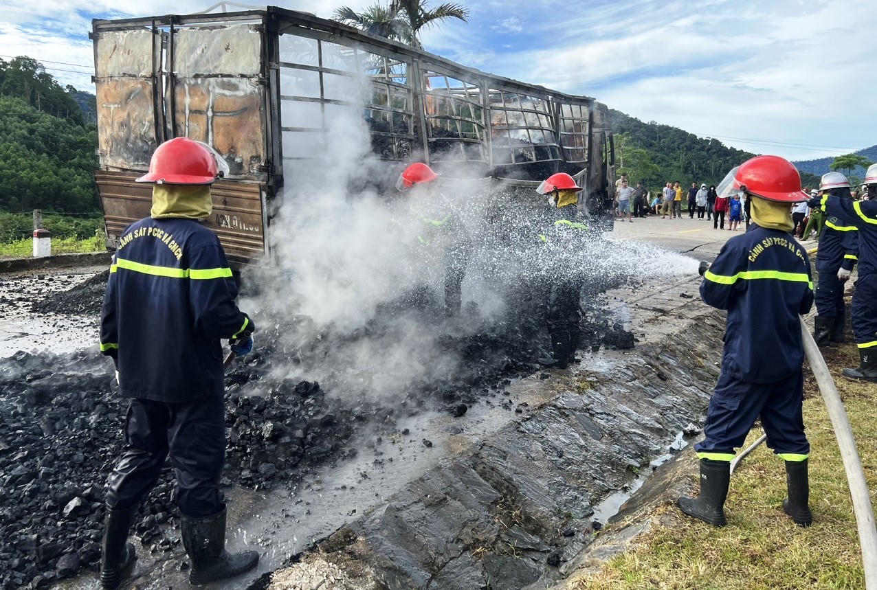 Xe tải chở hơn 15 tấn than bốc cháy dữ dội trên đường Hồ Chí Minh