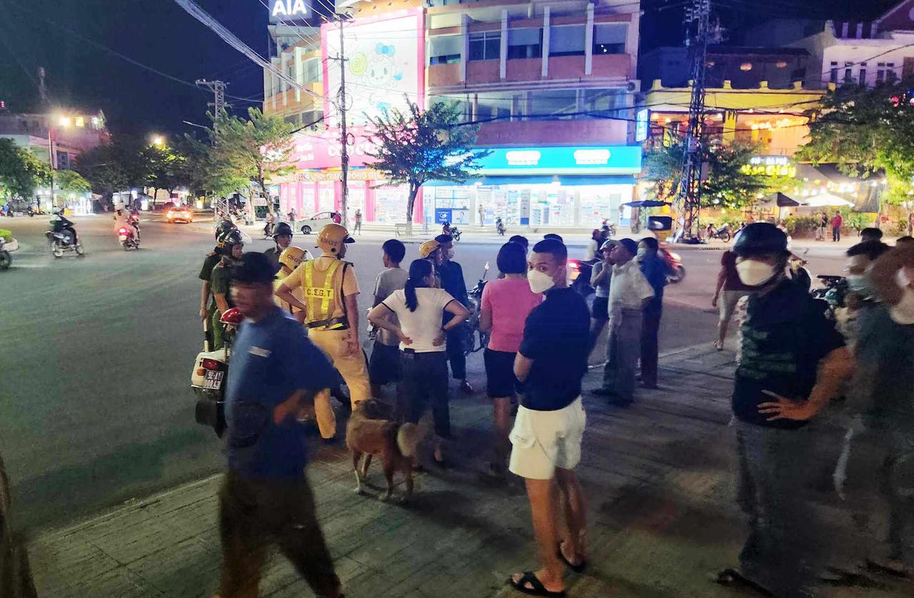 Điều tra nhóm 'quái xế' diễu phố tông gia đình 4 người bị thương