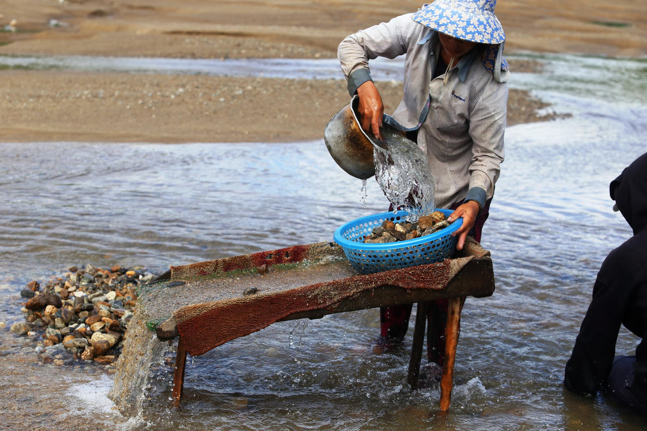 Người dân vùng cao Quảng Nam đổ xô đi đãi vàng dưới hồ thuỷ điện
