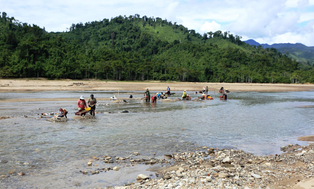 Người dân vùng cao Quảng Nam đổ xô đi đãi vàng dưới hồ thuỷ điện