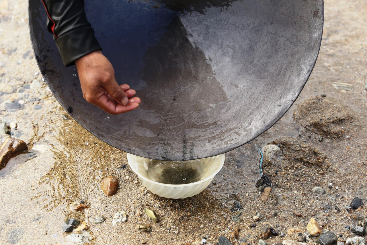 Người dân vùng cao Quảng Nam đổ xô đi đãi vàng dưới hồ thuỷ điện