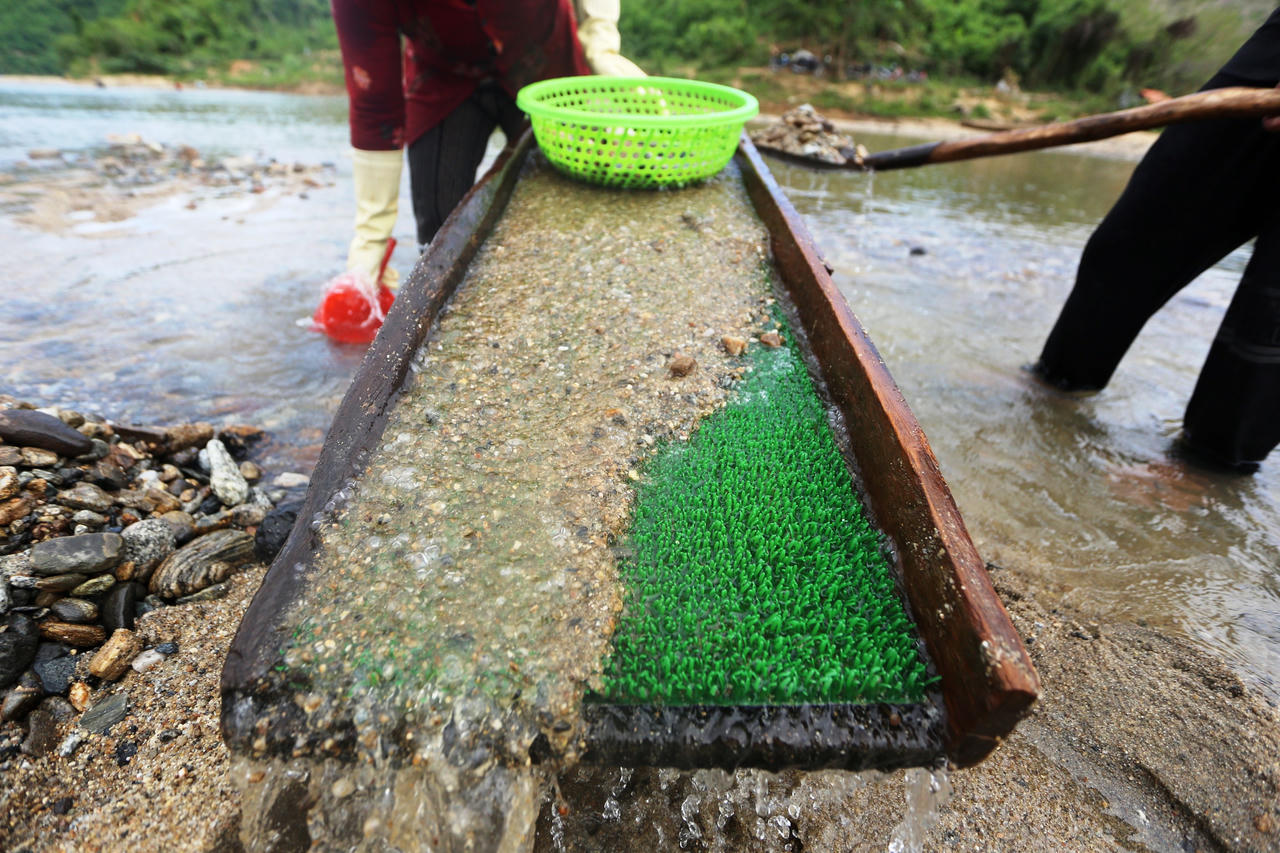 Người dân vùng cao Quảng Nam đổ xô đi đãi vàng dưới hồ thuỷ điện