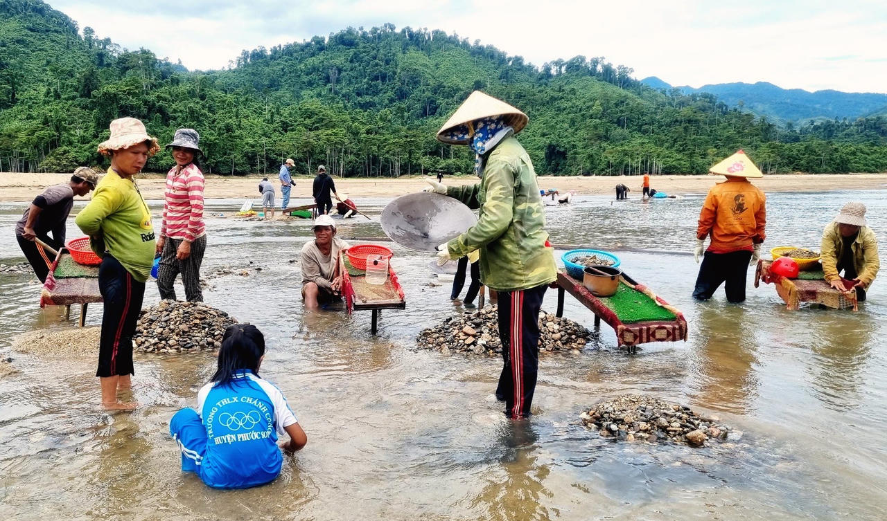 Người dân vùng cao Quảng Nam đổ xô đi đãi vàng dưới hồ thuỷ điện