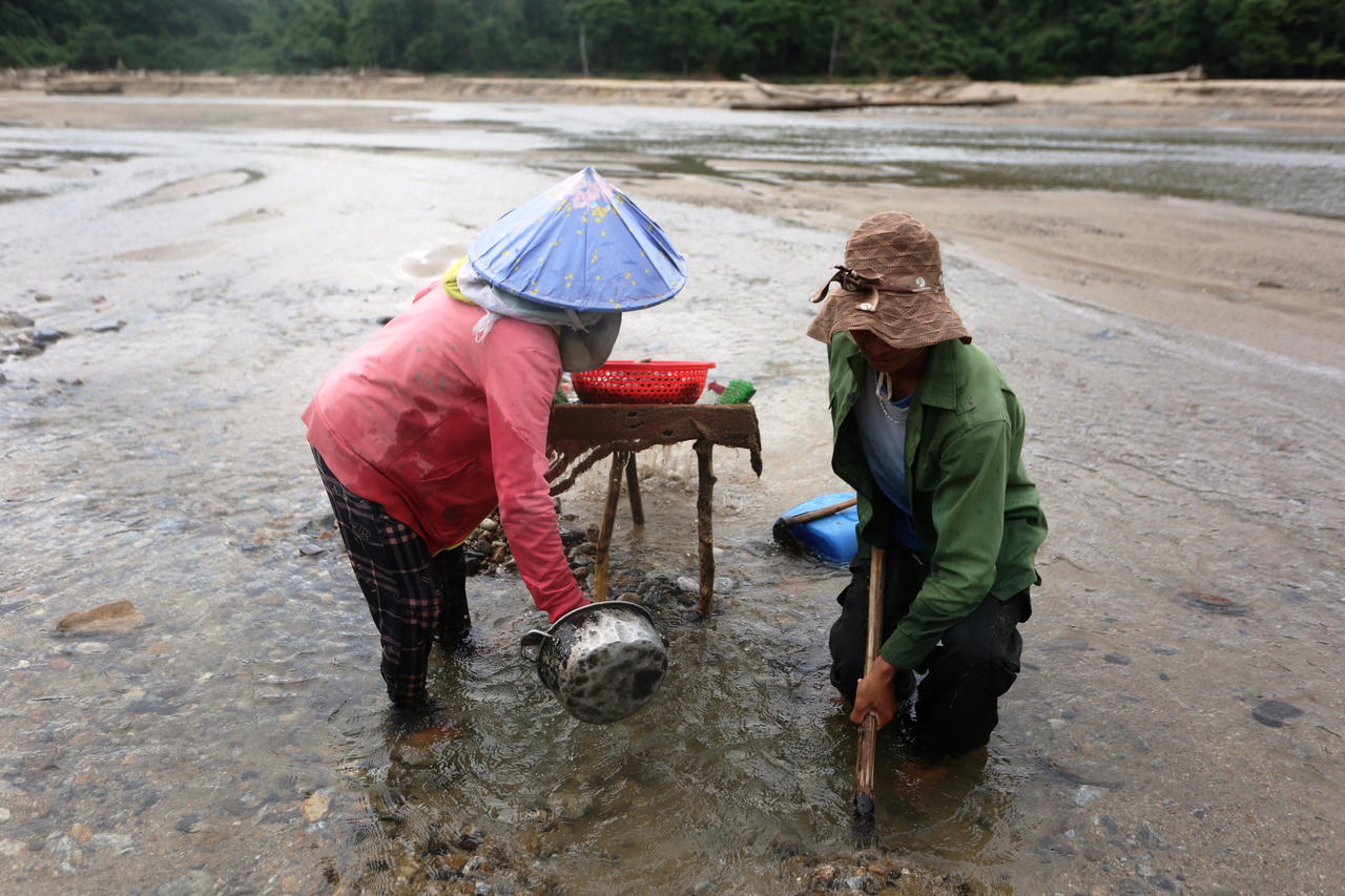 Người dân vùng cao Quảng Nam đổ xô đi đãi vàng dưới hồ thuỷ điện