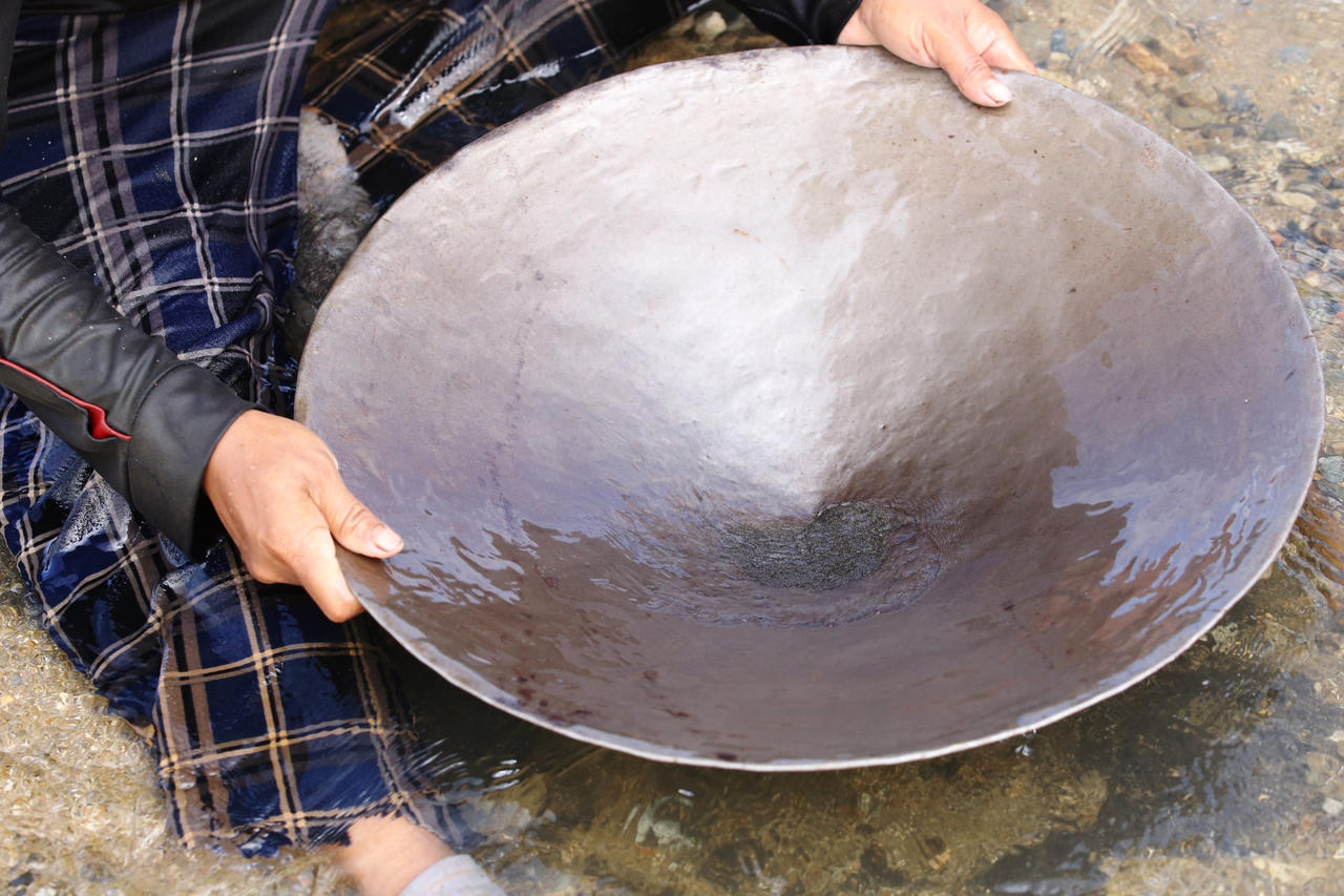 Người dân vùng cao Quảng Nam đổ xô đi đãi vàng dưới hồ thuỷ điện