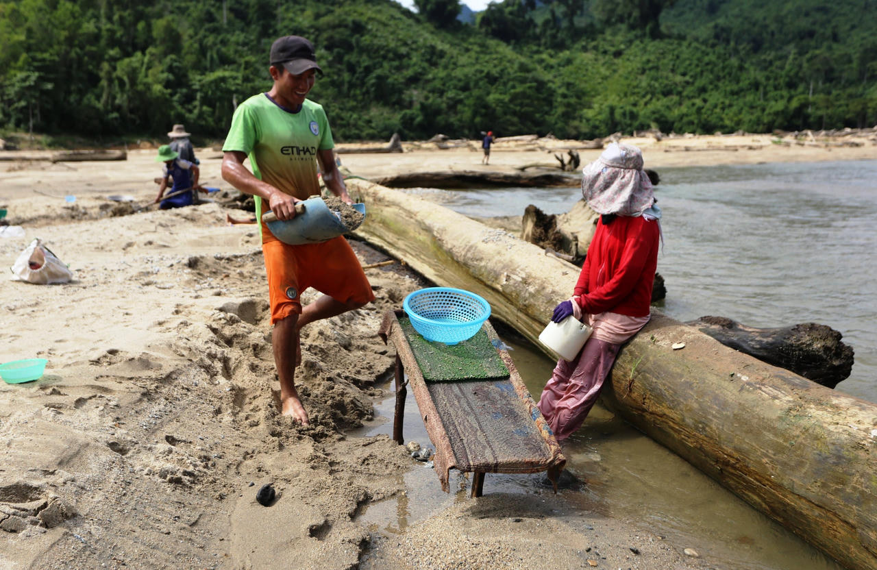 Người dân vùng cao Quảng Nam đổ xô đi đãi vàng dưới hồ thuỷ điện