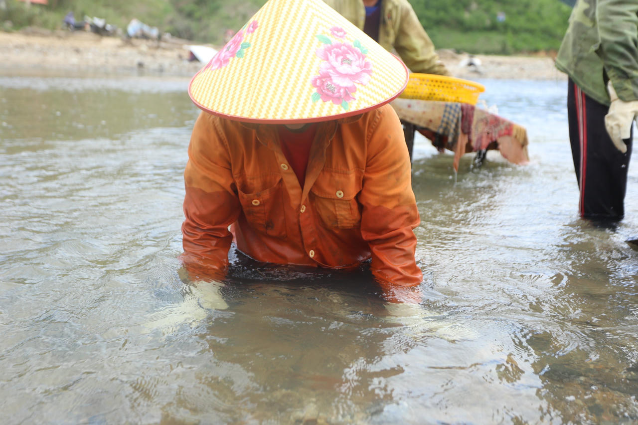 Người dân vùng cao Quảng Nam đổ xô đi đãi vàng dưới hồ thuỷ điện
