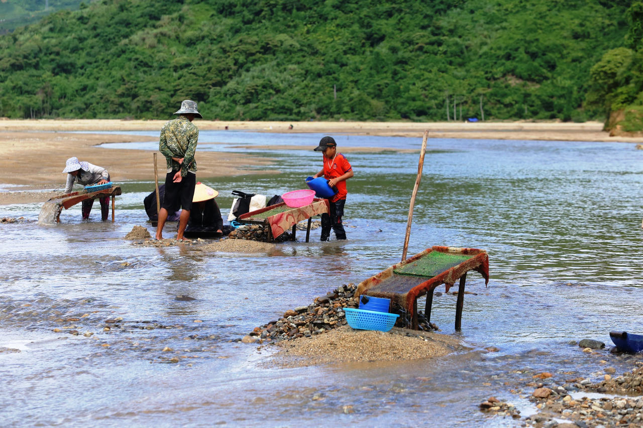 Người dân vùng cao Quảng Nam đổ xô đi đãi vàng dưới hồ thuỷ điện