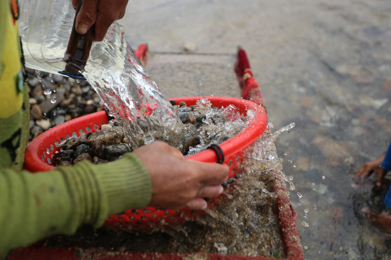 Người dân vùng cao Quảng Nam đổ xô đi đãi vàng dưới hồ thuỷ điện