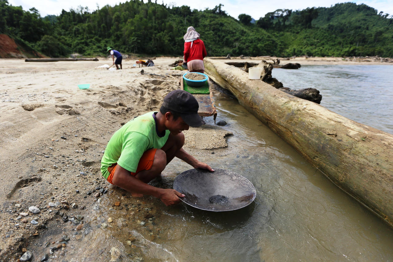 Người dân vùng cao Quảng Nam đổ xô đi đãi vàng dưới hồ thuỷ điện