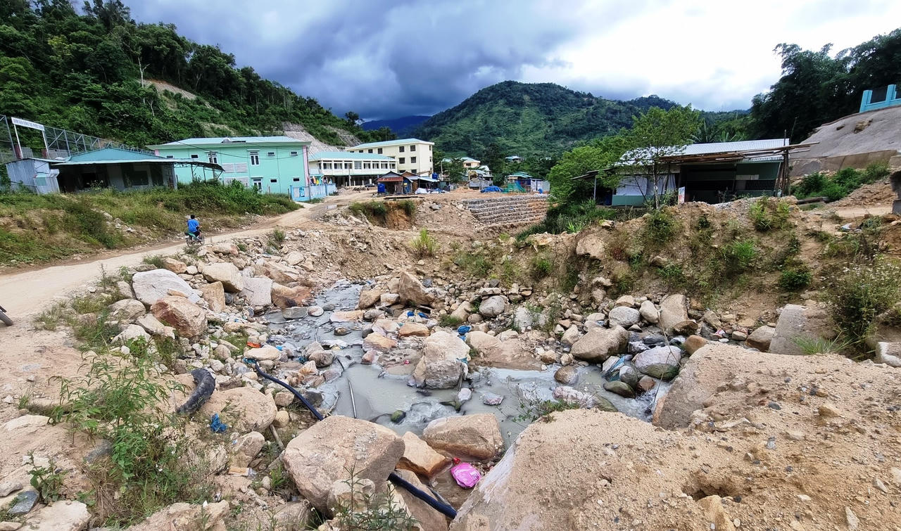 Quảng Nam: Mỏ vàng xả nước thải ra suối đục ngầu, “đại gia vàng” nói gì?