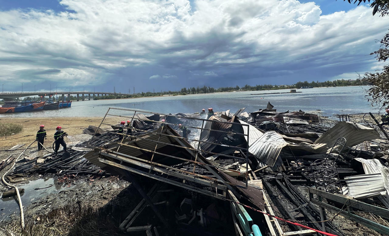 Cháy lớn thiêu rụi 1 quán nổi gần cầu Trà Bồng