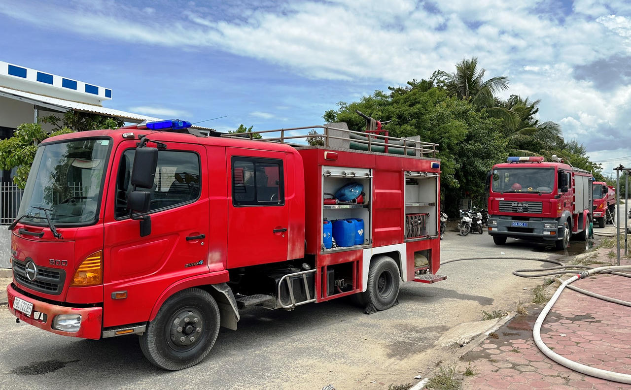 Cháy lớn thiêu rụi 1 quán nổi gần cầu Trà Bồng