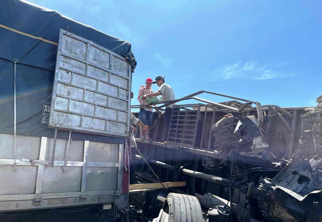 Xe tải lật ngang sau tai nạn, cao tốc Đà Nẵng - Quảng Ngãi ùn tắc trong nhiều giờ