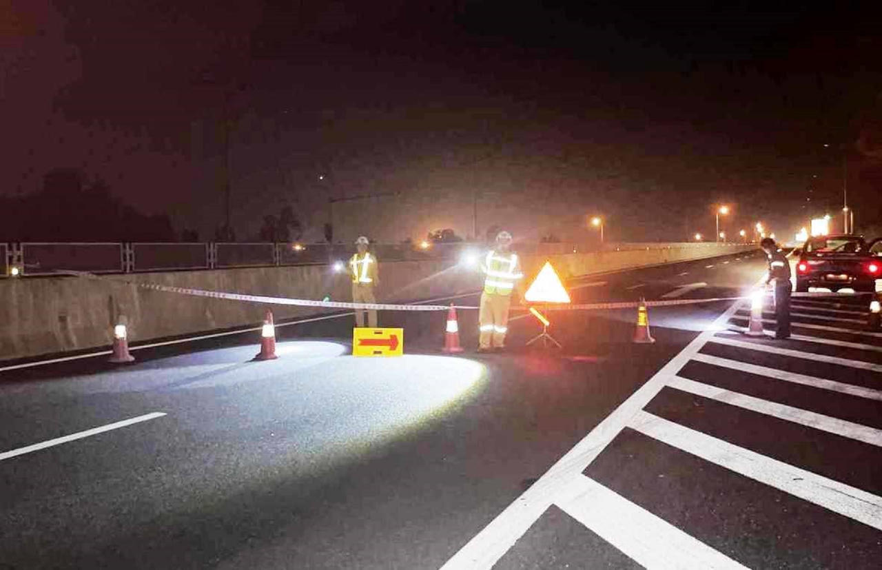 Xe tải lật ngang sau tai nạn, cao tốc Đà Nẵng - Quảng Ngãi ùn tắc trong nhiều giờ