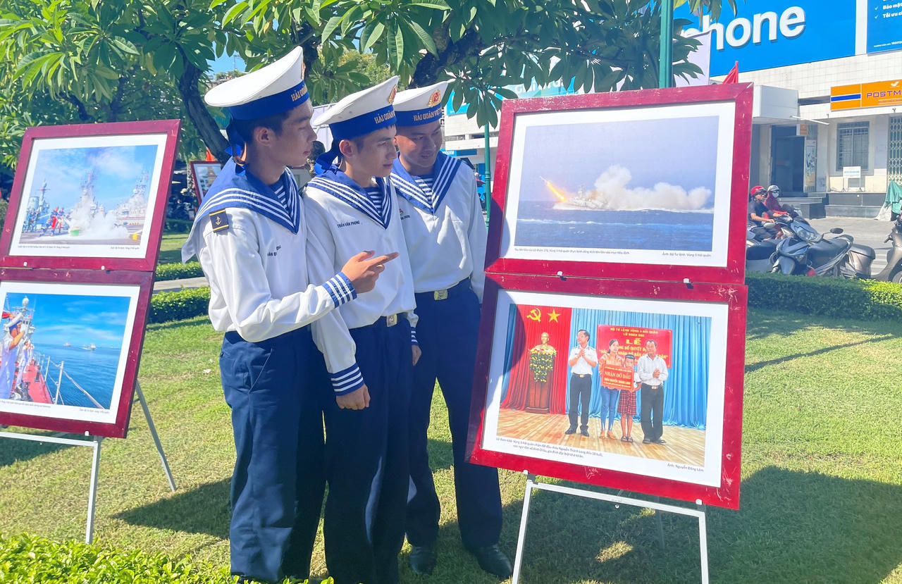Triển lãm ảnh 'Hoàng Sa - Trường Sa trong lòng Quảng Ngãi'