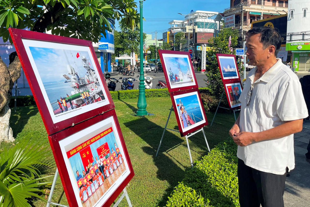 Triển lãm ảnh 'Hoàng Sa - Trường Sa trong lòng Quảng Ngãi'