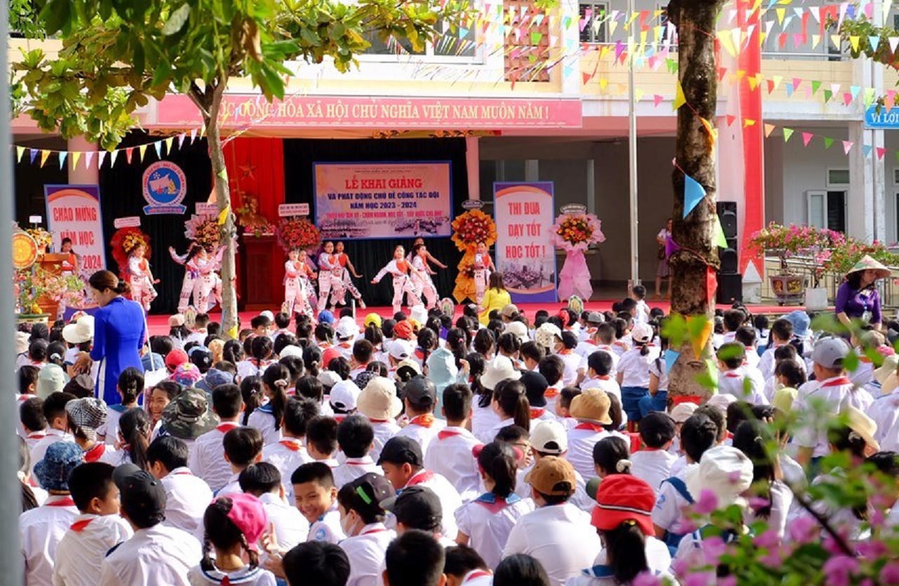 Tưng bừng khai giảng năm học mới trên mọi miền đất nước