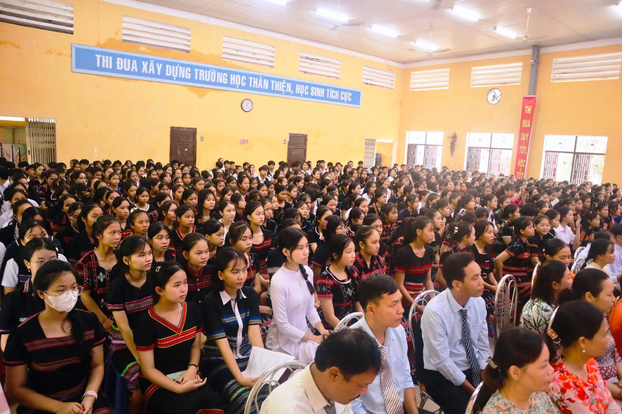 Tưng bừng khai giảng năm học mới trên mọi miền đất nước