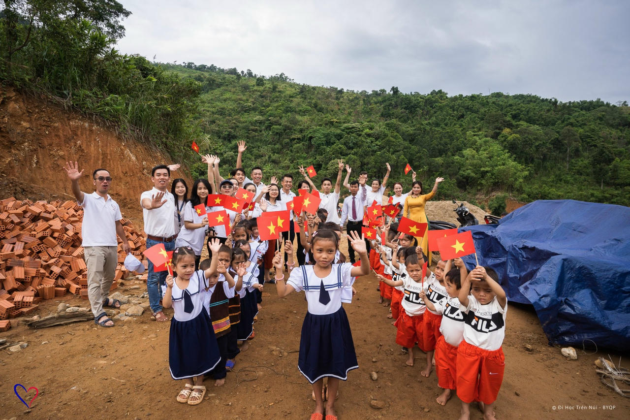 Tưng bừng khai giảng năm học mới trên mọi miền đất nước