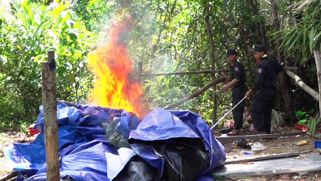 Truy quét 'vàng tặc' để thực hiện đóng cửa mỏ vàng Bồng Miêu