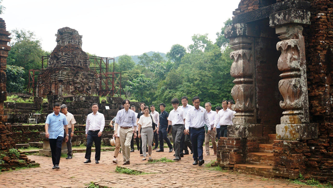 Hoàng thái tử Nhật Bản và Công nương thăm quan thánh địa Mỹ Sơn
